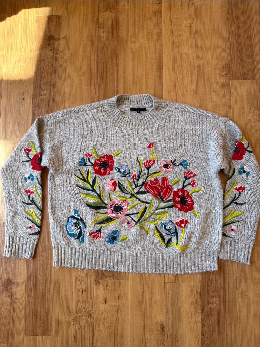 Floral Embroidered Crewneck Sweater - Light Gray